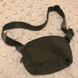 Lululemon belt bag 1L olive green